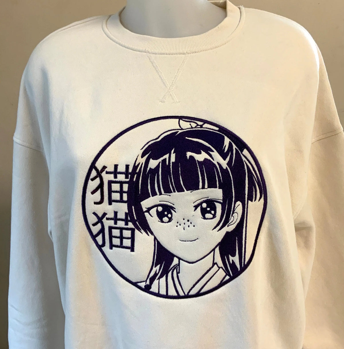 Sweat à capuche brodé « Maomao « Les carnets de l’apothicaire » Monochrome Tinyneko.fr