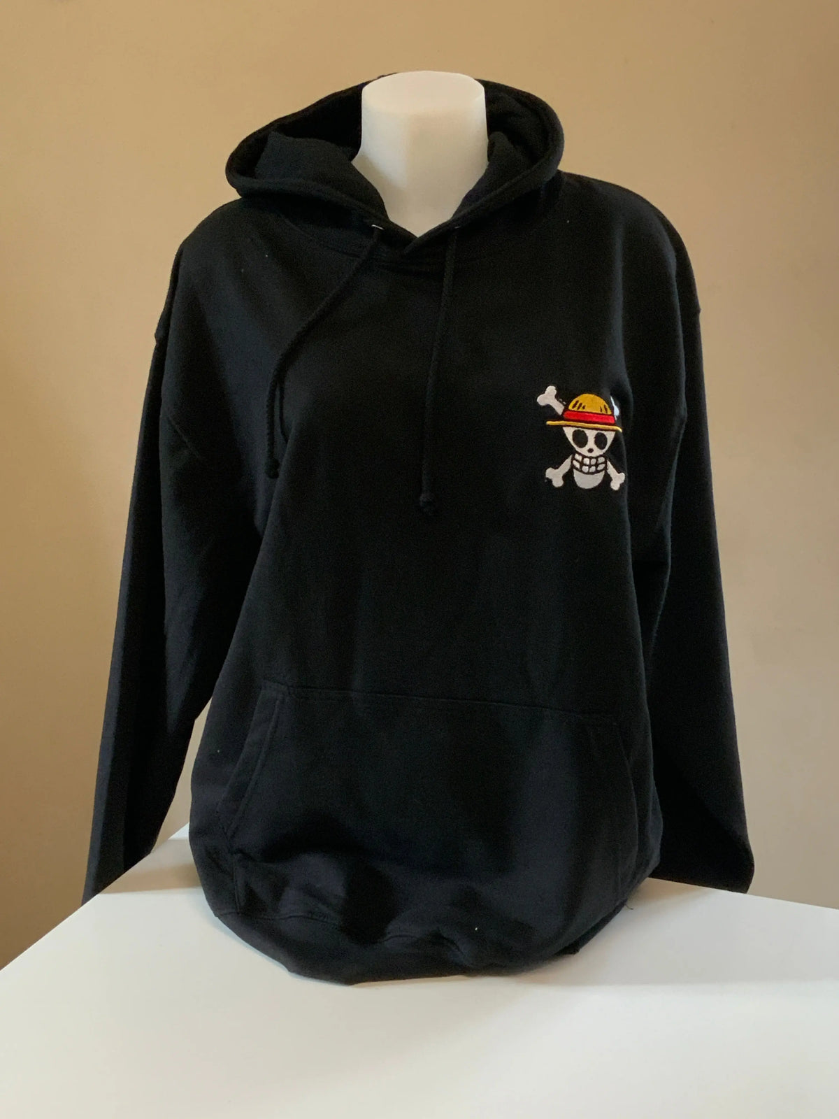 Sweat à capuche brodé « Luffy wanted « Tinyneko.fr