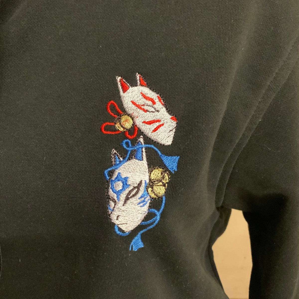 Sweatshirt à capuche brodé « Maomao et Jinshi« Les carnets de l’apothicaire » Tinyneko.fr