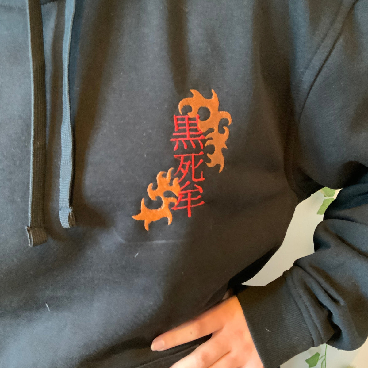 Sweatshirt à capuche brodé noir « Kokushibo »Demon Slayer Tinyneko.fr