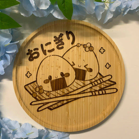 Assiette bambou gravée Onigiri Tinyneko.fr