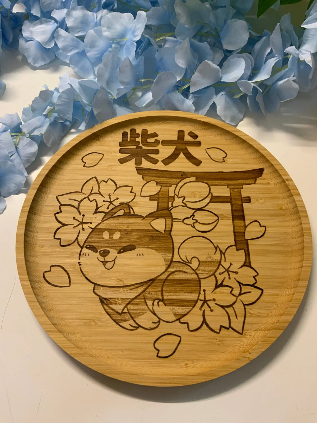 Assiette bambou gravée Shiba inu Tinyneko.fr