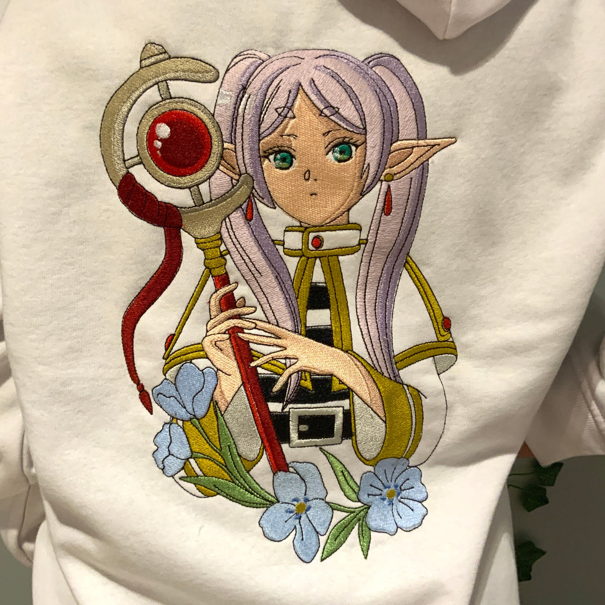 Sweatshirt à capuche brodé blanc Frieren Tinyneko.fr