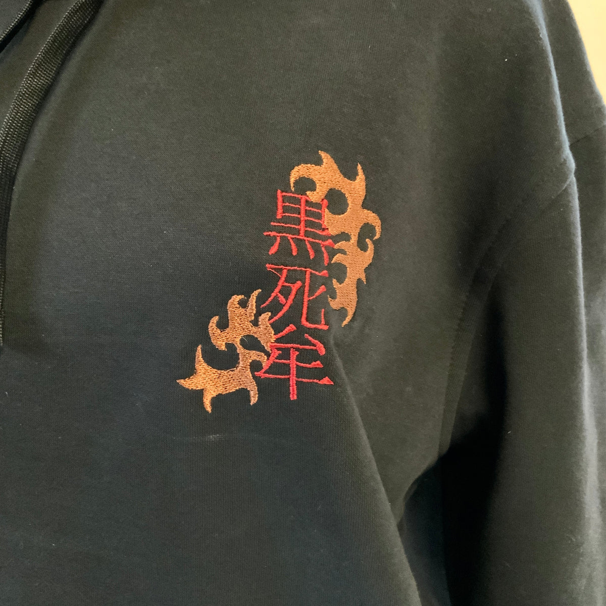 Sweatshirt à capuche brodé noir « Kokushibo »Demon Slayer Tinyneko.fr