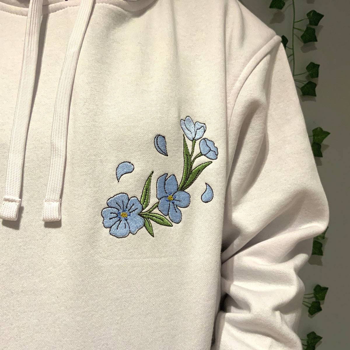 Sweatshirt à capuche brodé blanc Frieren Tinyneko.fr