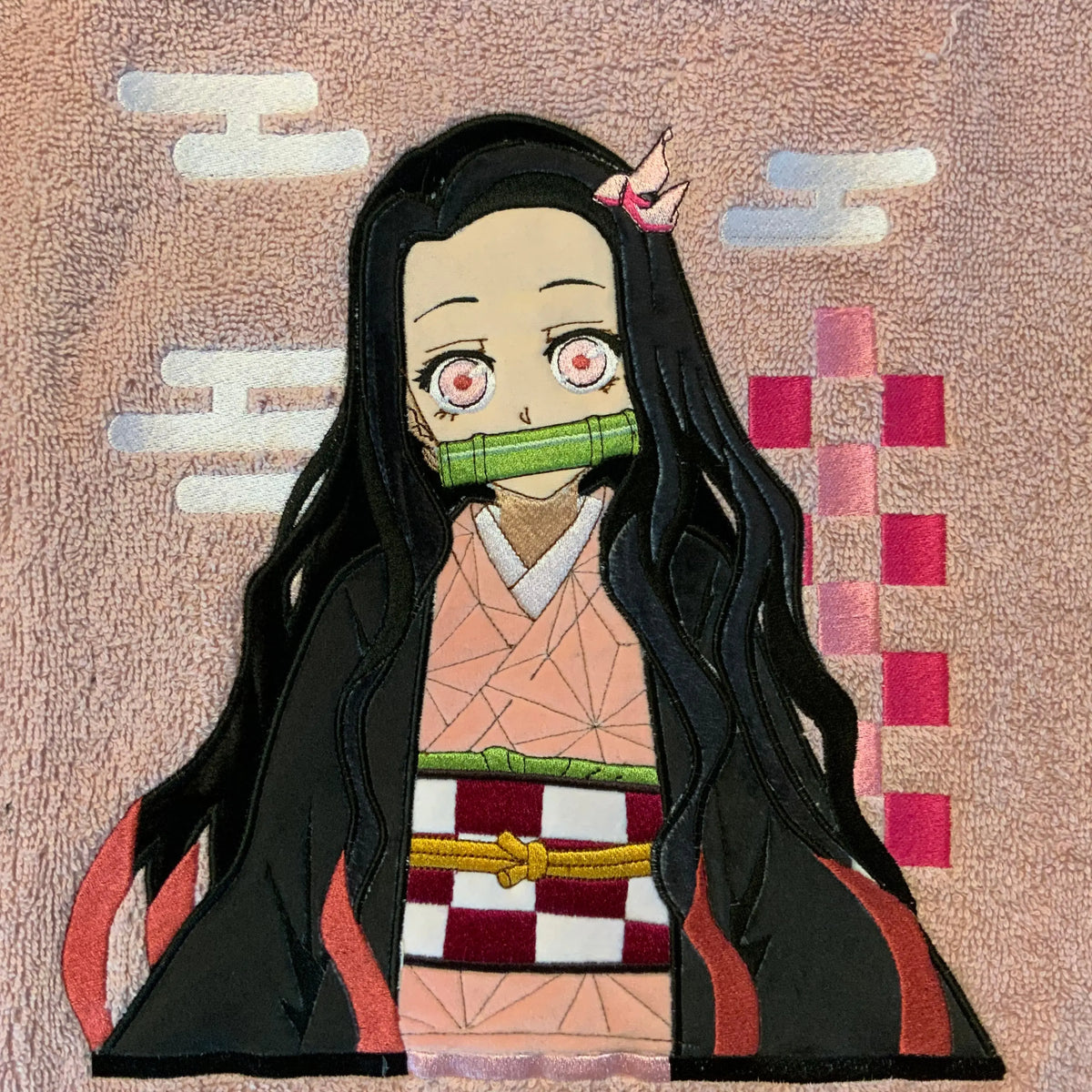 Drap de bain 140 x 70 cm coton brodé Nezuko Tinyneko.fr