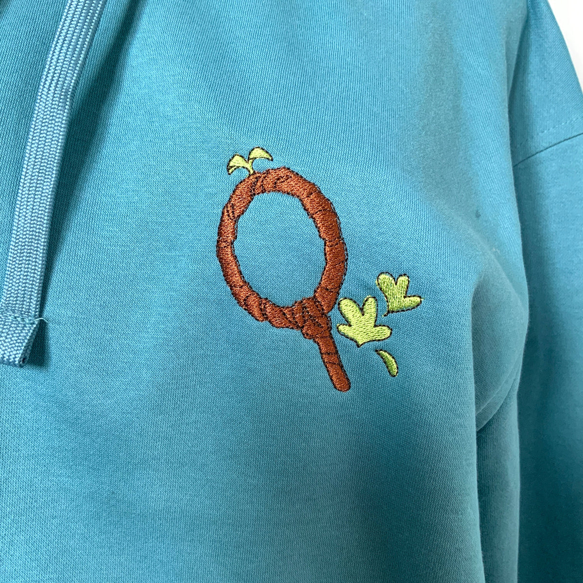 Sweatshirt à capuche brodé bleu Marcille Dungeon Meshi Tinyneko.fr