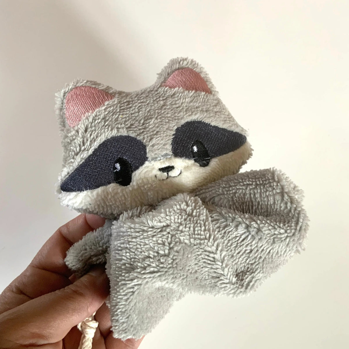 Fleur de douche Raton laveur micro éponge bambou Tinyneko.fr