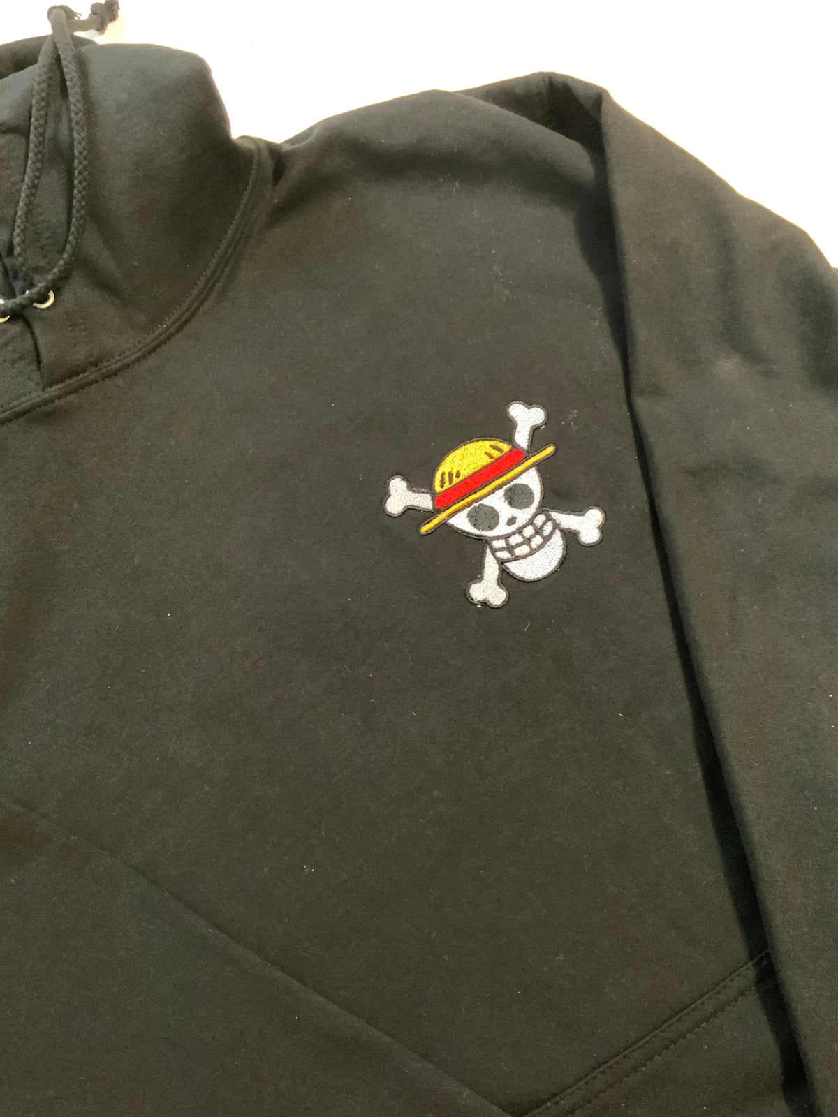 Sweat à capuche brodé « Luffy wanted « Tinyneko.fr