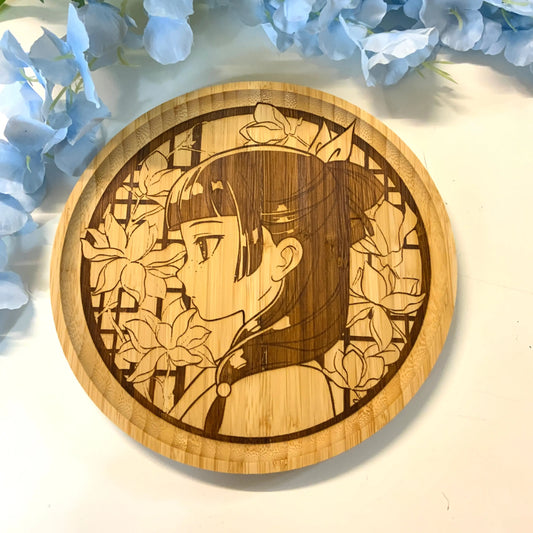 Assiette bambou gravée « les carnets de l’apothicaire « Tinyneko.fr