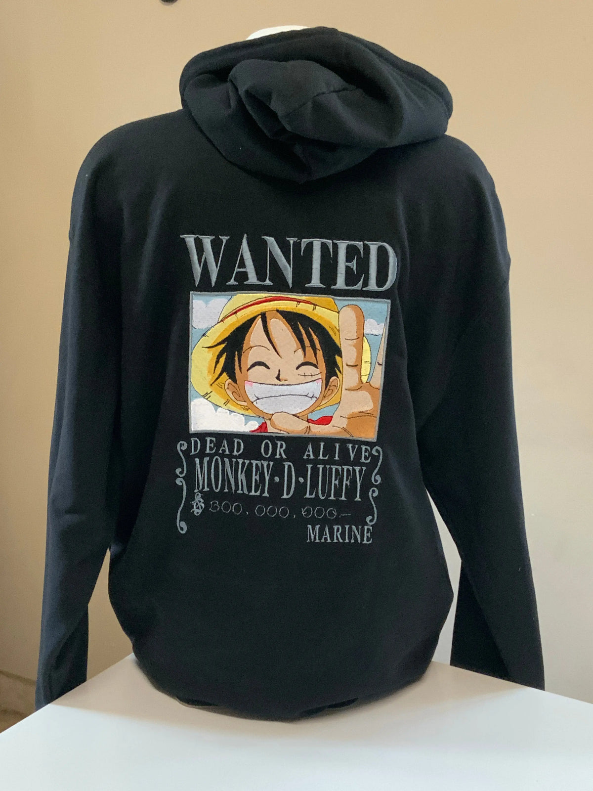 Sweat à capuche brodé « Luffy wanted « Tinyneko.fr