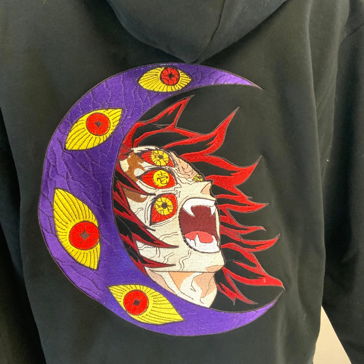 Sweatshirt à capuche brodé noir « Kokushibo »Demon Slayer Tinyneko.fr