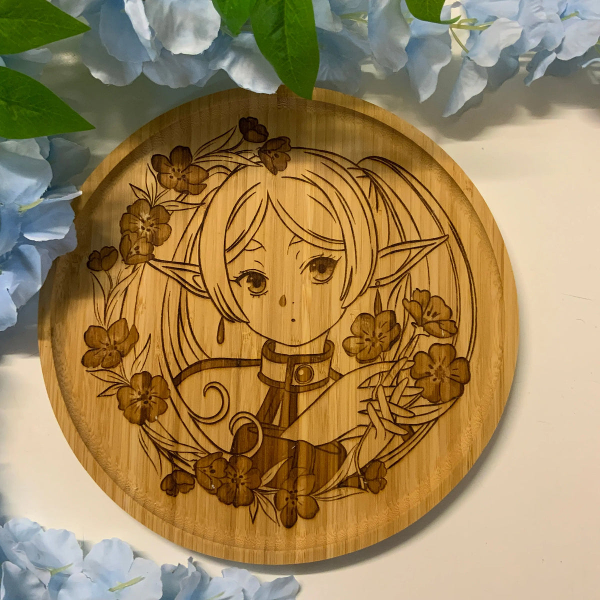 Assiette bambou gravée « Frieren « Tinyneko.fr