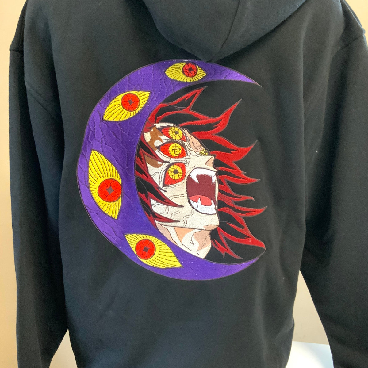 Sweatshirt à capuche brodé noir « Kokushibo »Demon Slayer Tinyneko.fr