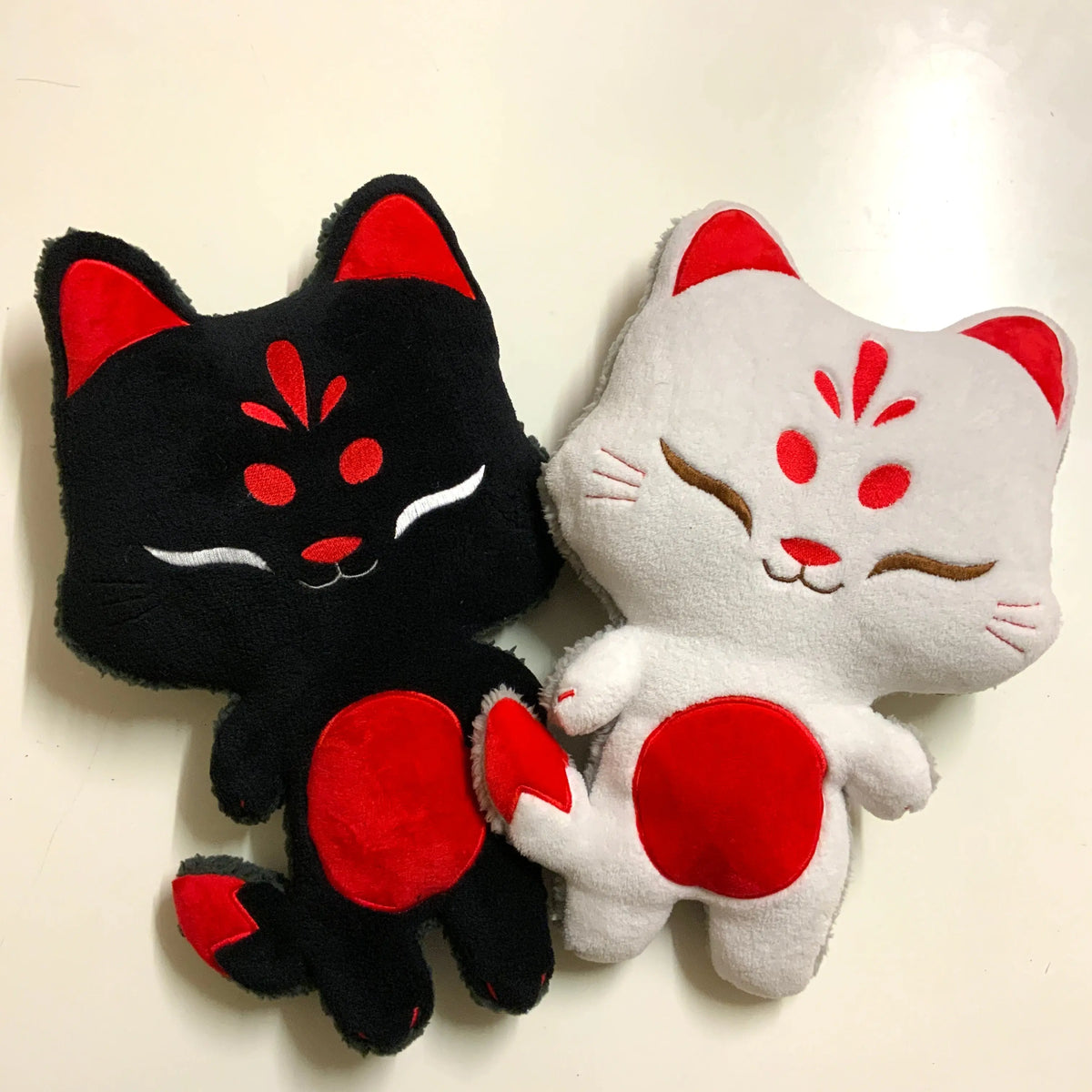 Coussin Kitsune noir ou blanc Tinyneko.fr