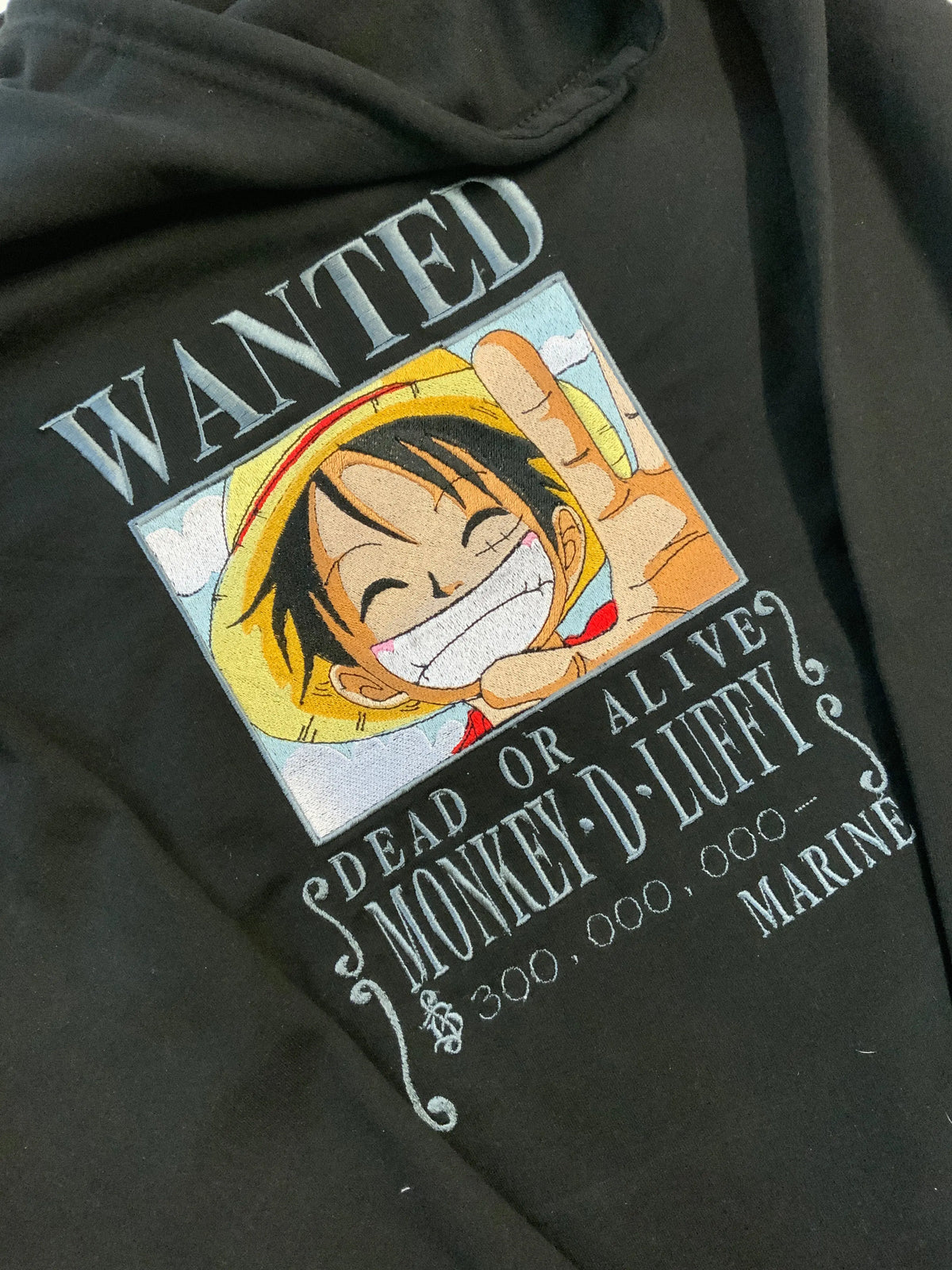 Sweat à capuche brodé « Luffy wanted « Tinyneko.fr