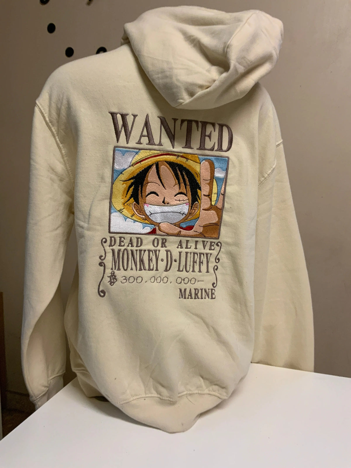 Sweat à capuche brodé « Luffy wanted « Tinyneko.fr