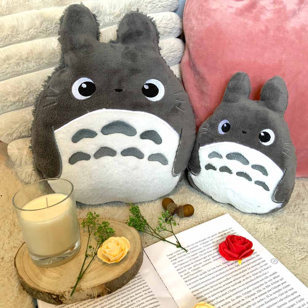 Coussin kawaii brodé "Totoro" Fanart Gris bleu blanc