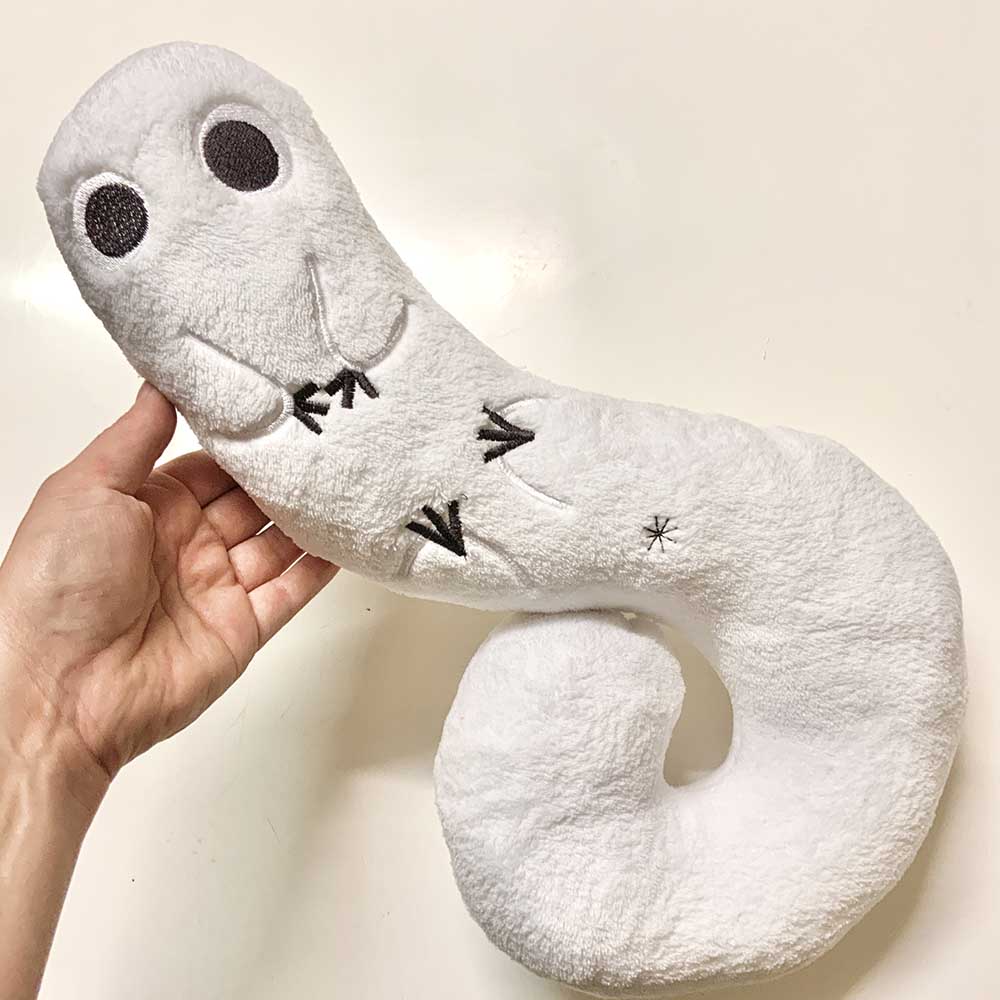 Coussin brodé ver pinceau atelier des sorciers