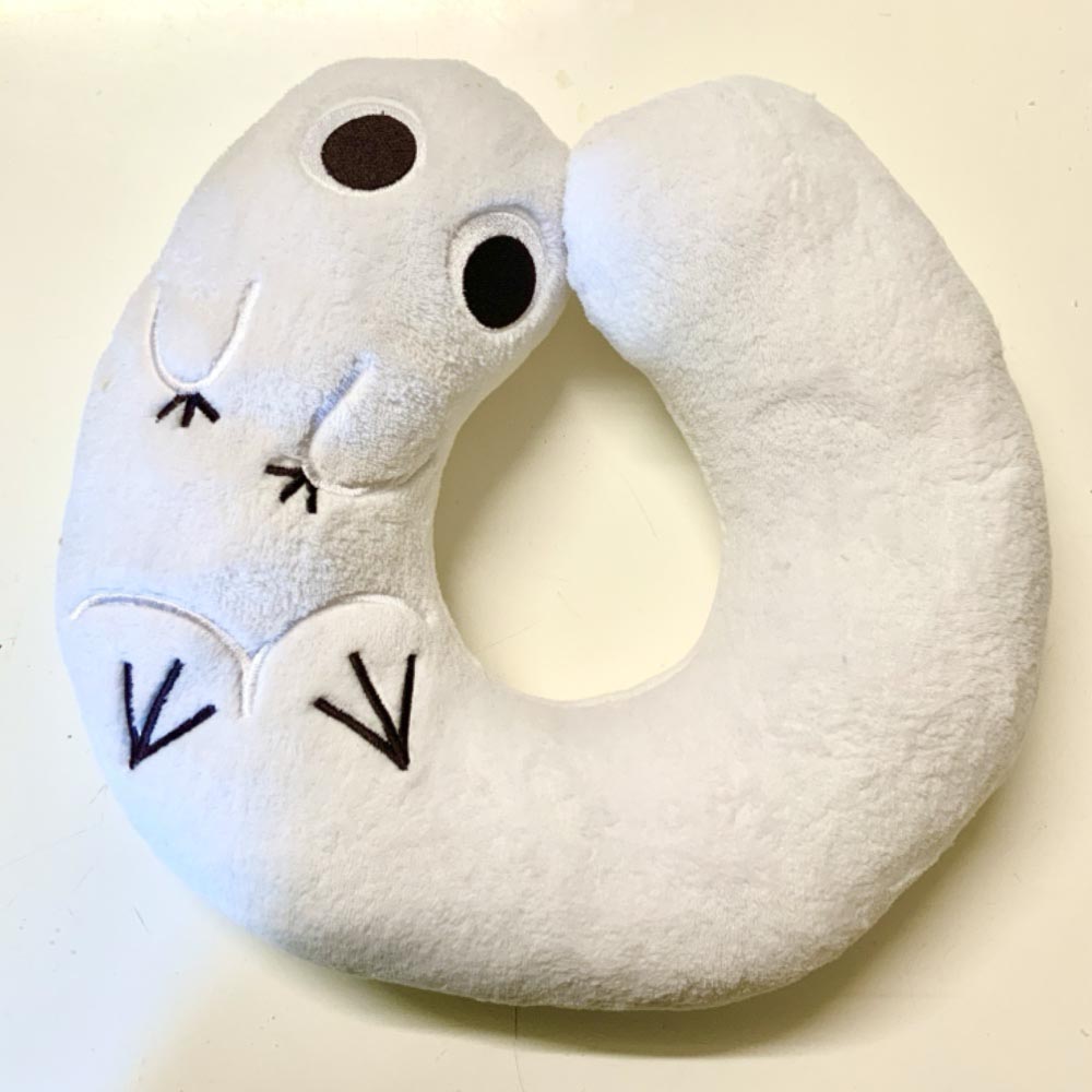 Coussin kawaii brodé de voyage Pinpin "l'atelier des sorciers "