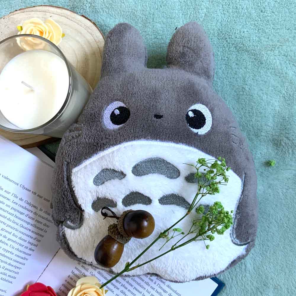 Coussin kawaii brodé "Totoro" Fanart Gris bleu blanc
