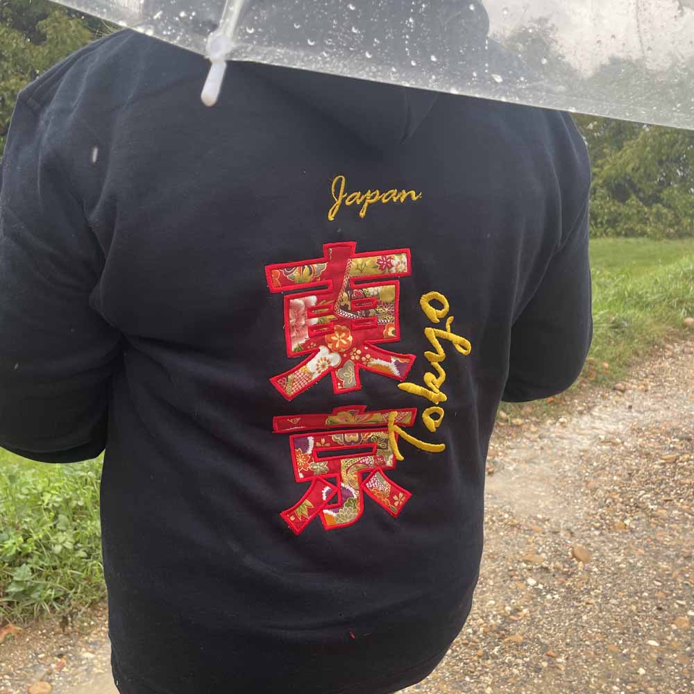 Sweat à capuche brodé "Tokyo" appliqué tissu japonais